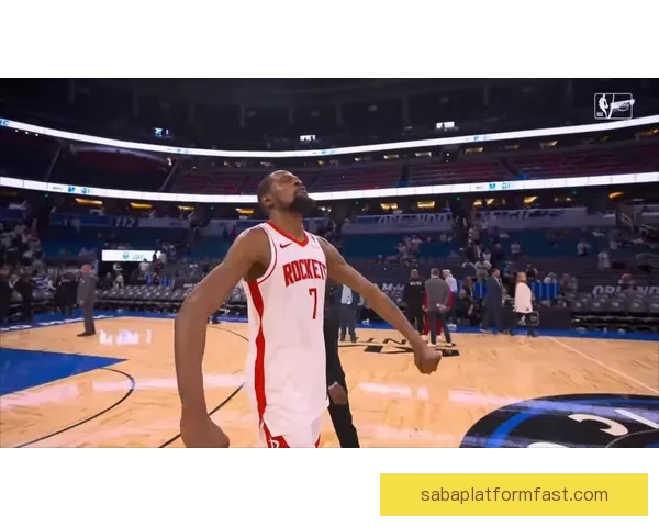 火箭更衣室泼水庆祝杜兰特超越乔丹 赤膊领取比赛用球回忆经典时刻