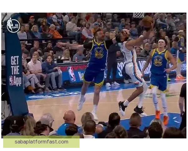 多尔特突破上篮重摔倒地受伤 已返回更衣室接受检查